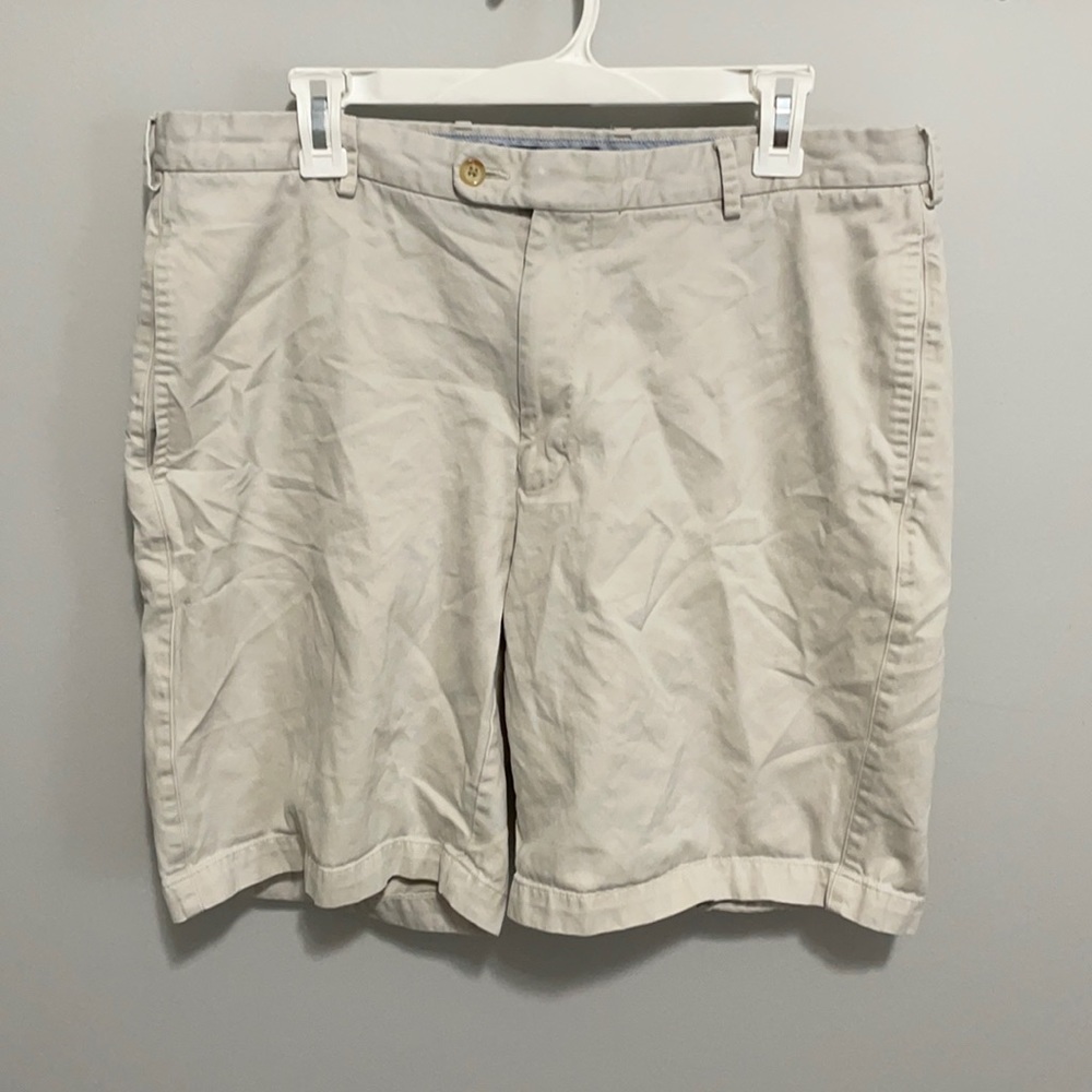 Peter Millar Performance Khaki shorts!! This is a hard to find steal!! Size 36W